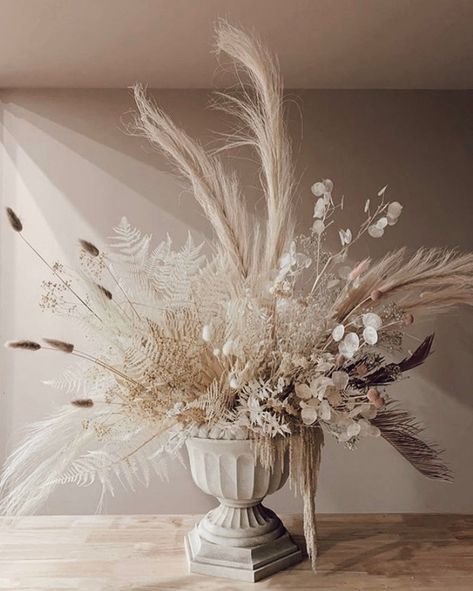 Dried flower arrangement Grass Centerpiece, Big Vase, Minimalist Dekor, Dried Flowers Wedding, Big Vases, Grass Wedding, Flower Installation, The Lane, Dried Floral