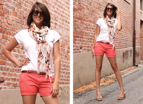 how to wear summer scarves Short Wardrobe, How To Wear A Scarf, Scarf Outfit, Summer Scarf, Travel Clothes Women, Womens Fashion Casual Spring, Summer Capsule Wardrobe, Summer Scarves, How To Wear Scarves