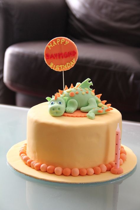 Egg Sponge Cake, Covered Cake Boards, Dragon Treasure, Puppy Birthday Cakes, Dragon Birthday Cakes, Magician Party, Cakes For Kids, Castle Party, Dragon Cakes