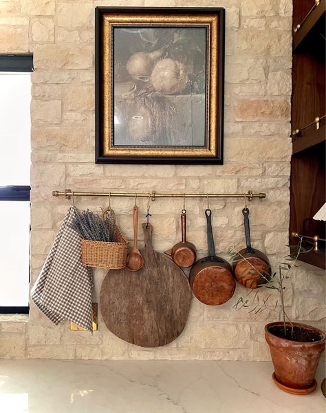 Stone Backsplash, Stone Kitchen, Interior Design Diy, Design Diy, Kitchen Wall Decor, Pots And Pans, Stone Wall, Dream Home Design, Home Decor Kitchen