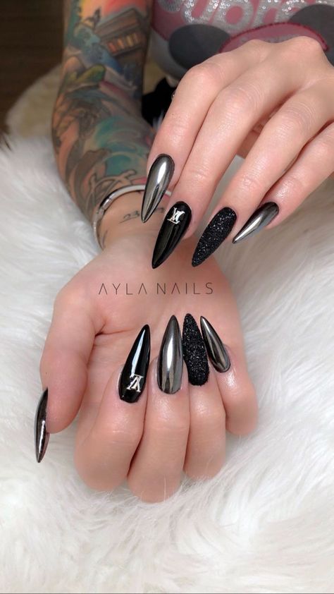 Black And Silver Metallic Nails, Chrome Goth Nails, Black Silver Chrome Nails, Goth Chrome Nails, Chrome Sparkle Nails, Black Shiny Nails, Black Chrome Nails, Silver Nail Designs, Chrome Nail Art