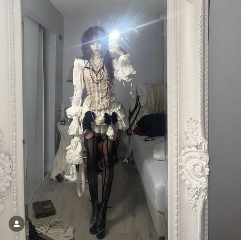 Hallowen Ideas, White Goth, 20k Followers, Halloween Aesthetic, Oc Ideas, Fit Ideas, Alternative Outfits, Look Vintage, Character Designs