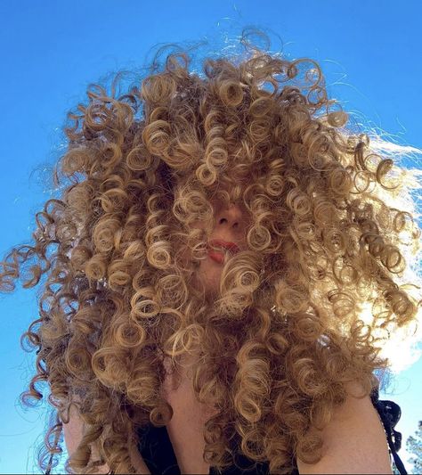 Dyed Curly Hair, Curly Hair Photos, Blonde Curly Hair, Colored Curly Hair, Hairdos For Curly Hair, Curly Hair Inspiration, Formda Kal, Hair Reference, Curly Hair Tips