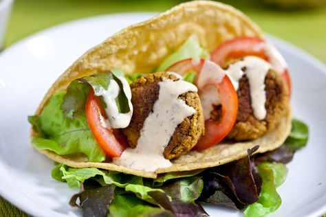 Falafel Tacos with Sriracha Tahini Sauce #vegan #glutenfree | Keepin' It Kind Falafel Tacos, Tacos Vegetarian, Homemade Falafel, Tahini Sauce Recipe, Falafel Recipe, Vegetarian Recipe, Tahini Sauce, Vegan Kitchen, Idee Pasto Sano