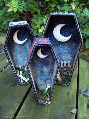 Spooky Moon, Halloween Shadow Box, Halloween Coffin, Monster Birthday Parties, Egg Carton Crafts, Adornos Halloween, Horror Decor, Halloween Crafts Decorations, Monster Birthday