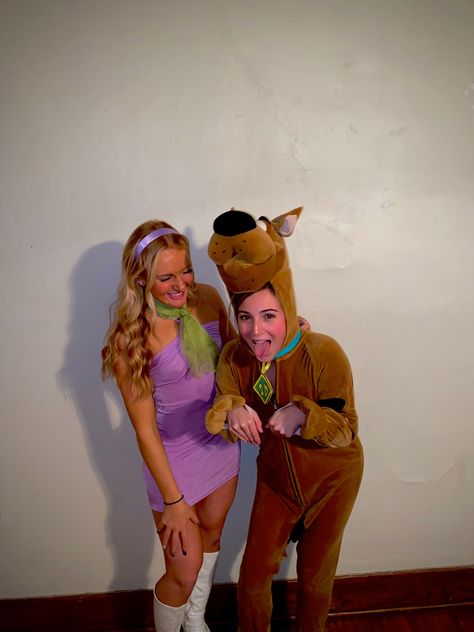 Scoot Doo Halloween Costume, Daphne And Scooby Costume, Modern Daphne Costume, Daphne Scooby Doo Halloween Costume, Daphne Scooby Doo Inspired Outfit, Daphne Costume Scooby Doo, Scoby Doby Doo Halloween Costumes, Disfraz Dafne Scooby Doo, Scooby Doo Characters Costumes