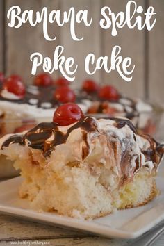 Cake Building, Desserts Banana, Cake Poke, Lemon Cake Mix Recipe, Banana Desserts, Cake Mix Muffins, Banana Split Cake, Banana Bars, Poke Cake Recipes