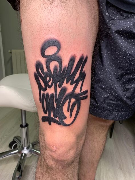 Tattoo Grafite, Graffiti Lettering Tattoo, Graffiti Tattoo Design, Lettering Tattoo Design, Tattoo Graffiti, Inner Bicep Tattoo, Graffiti Text, Graffiti Tattoo, Couples Tattoo Designs