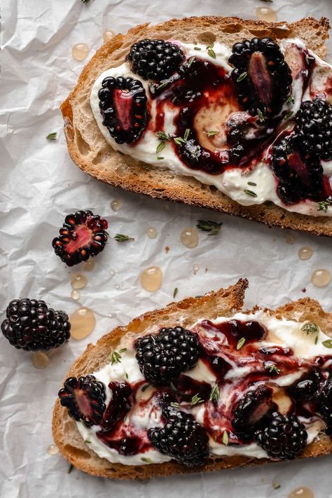 Blackberry Ricotta Toast, Yogurt On Toast, Greek Yogurt Toast, Blackberry Toast, Toast Food Photography, Homestead Meals, Greek Yogurt Ideas, Blackberry Recipe, Blackberry Breakfast