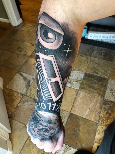 Twilight Zone. My Favorite Show of All Time Twilight Zone Tattoo, Studio Images, Tattoo Pictures, Spooky Tattoos, R Tattoo, Twilight Zone, Leg Sleeves, Tattoo Sleeve, Finger Tattoos