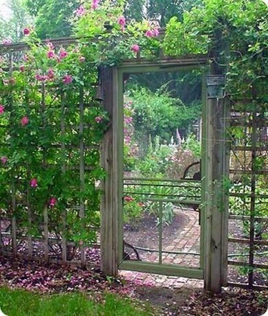 Old Screen Doors, Open Gate, Upcycle Garden, Garden Gate, Garden Doors, घर की सजावट, Garden Fencing, Garden Structures, Screen Door