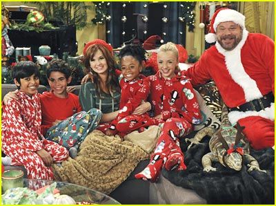 so cute picture and ravi and luke and  zuri  and  emma jessie brtr Cast Of Jessie, Jessie Tv Show, Karan Brar, Disney Jessie, Emma Ross, Christmas Episodes, Skai Jackson, Good Luck Charlie, Disney Channel Shows