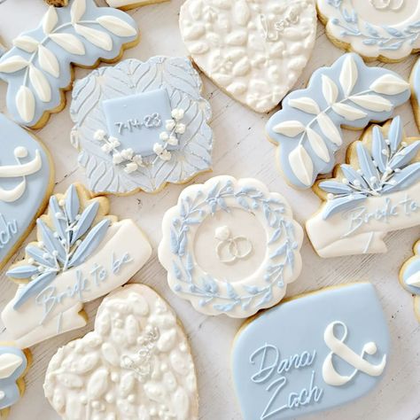 #weddingcookies on Instagram | Hashtags Theme Design Ideas, Floral Cookies, Wedding Shower Cookies, Cookies Wedding, Graduation Cookies, Cookie Favors, Wedding Cookies, Floral Bridal Shower, Personalized Party