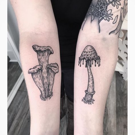 𝗝𝗲𝘀𝘀𝗶𝗲 𝗩𝗶𝗼𝗹𝗲𝘁 𝗩𝗮𝗻 𝗛𝗲𝗿𝗿𝗶𝗻𝗴 on Instagram: “Black trumpet and shaggy mane mushrooms for Lorelle 🍄 From December, realized it never got posted ✨” Hyper Realistic Mushroom Tattoo, Botanical Forest Tattoo, Dark Mushroom Tattoo, Mushroom Forest Tattoo, Mushroom Skull Tattoo, Skull Mushroom Tattoo, Traditional Mushroom Tattoo, Woodsy Tattoos, Mushroom Sleeve