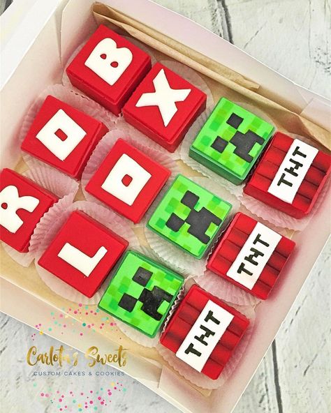 Carlota 💗 on Instagram: “Minecraft vs Roblox Rice Krispies treats ❤️🖥🎮 . . . #roblox #minecraft #kidsparties  #ricekrispietreats #chocolatecoveredricekrispies…” Roblox Birthday Treats, Minecraft Roblox Cake, Roblox Rice Krispie Treats, Roblox Cookies, Roblox Cupcakes, Masculine Cake, Boys 8th Birthday, Roblox Birthday Party, Roblox Party