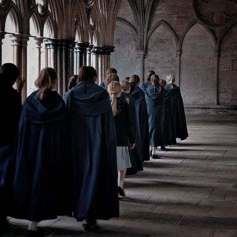 Ravenclaw Robes Aesthetic, Ravenclaw Student Aesthetic, Ravenclaw Aesthetic Girl, Hogwarts Aesthetic Ravenclaw, Ravenclaw Girl Aesthetic, Dark Ravenclaw Aesthetic, Hogwarts Houses Aesthetics, Ilvermorny Aesthetic, Hogwarts Legacy Aesthetic