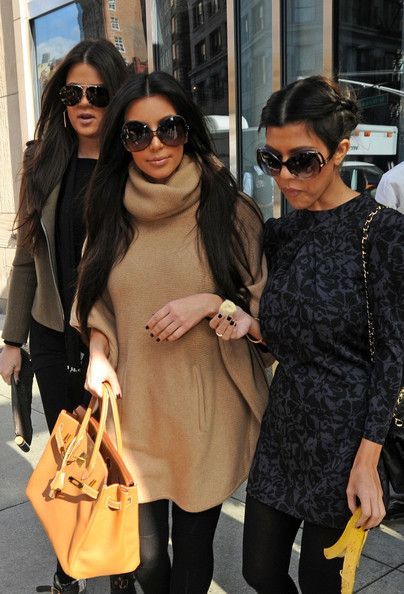 4d6e4749289c4ec58c0063a90deb3964desc49003298ri Kim Kardashian Bags, Big Sunglasses Women, Kim Kardashian Sunglasses, Kardashian Fashion, Jenner Girls, Estilo Kardashian, Kardashian Family, Butterfly Sunglasses, Kardashian Style