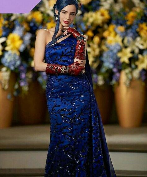 Evie Descendants Outfit, Mal Descendants Costume, Evie Descendants, Descendants Costumes, Sofia Carson, Disney Descendants, Celebrity Outfits, Formal Outfit, Descendants