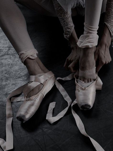 𝙱𝚊𝚕𝚕𝚎𝚝 𝚊𝚎𝚜 Ballet Dancer Aesthetic Dark, Toxic Ballet Aesthetic, Old Ballet Aesthetic, Ballerina Assassin, Ballerina Aesthetic Dark, Ballet Aesthetic Dark, Ballet Injury, Dark Ballet Aesthetic, Ballet Injuries