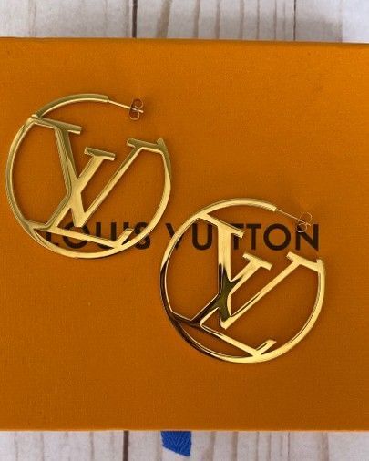 Lv Hoop Earrings, Jóias Body Chains, Tas Lv, Louis Vuitton Earrings, Expensive Jewelry Luxury, Dope Jewelry, Girly Accessories, Expensive Jewelry, Classy Jewelry