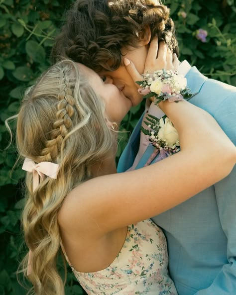 Prom Photoshoot Ideas, Couples Homecoming Pictures, Winter Formal Dance, Homecoming Photoshoot, Hoco Pose, Couple Prom Pictures, Hoco Pictures Ideas, Prom Shoot, Homecoming Pictures With Date