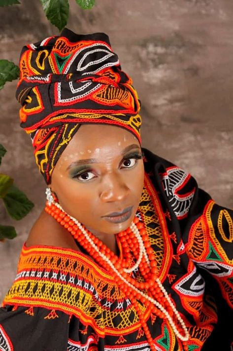 Toghu Bamenda,North West region .Cameroon Toghu Cameroon, Cameroon Women, Cameroon Clothing, African Traditional Wear, Traditional Outfit, Traditional Wear, North West, Traditional Outfits, How To Wear