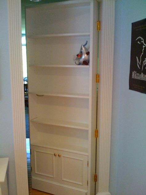 Bookcase Door Diy, Dold Dörr, Skjulte Rum, Hidden Door Bookcase, Basement Construction, Bookshelf Door, Secret Passage, Basement Furniture, Basement Living