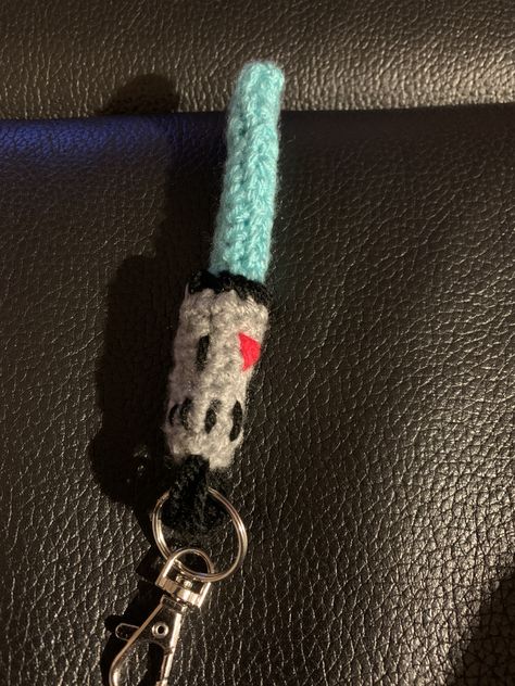 Crochet Lightsaber Keychain, Crochet Lightsaber, Diy Crochet Keychain, Crochet Star Wars, Frocks Pattern, Crochet Keychain Ideas, Star Wars Lightsaber, Star Wars Crochet, Crochet Keychains