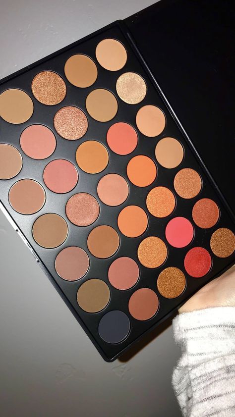 1980s Makeup And Hair, 1980s Makeup, Best Eyeshadow Palette, Eyeshadow Tips, Makeup Brushes Guide, Makeup Pallets, Beauty Makeup Photography, Makeup Eyeshadow Palette, Mermaid Crown