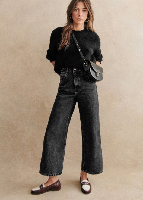 Le Crop - Black - GOTS organic cotton - Sézane Minimalist Woman Fashion, Crop Boot Jeans Outfit, Classic Streetwear Women, Boho Style Midsize, Anthropologie Outfits 2024, Timeless Casual Style, Modern Office Wear Women, Kick Crop Jeans Outfit Fall, Lunch Interview Outfit