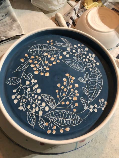 Scraffito Designs Simple Plate, Scrafitto Ceramics Plates, Underglaze Pottery, Pottery Engobe, Sgraffito With Underglaze, Ceramic Plates Sgraffito, Ceramic Plates Art, Pottery Sgraffito, Sgraffito Bird Plate