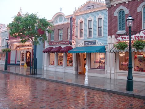 town square Main Street Disneyland, Disneyland California Adventure, Diy Hack, تصميم داخلي فاخر, Main Street Usa, Disneyland California, Happiest Place On Earth, घर की सजावट, California Adventure