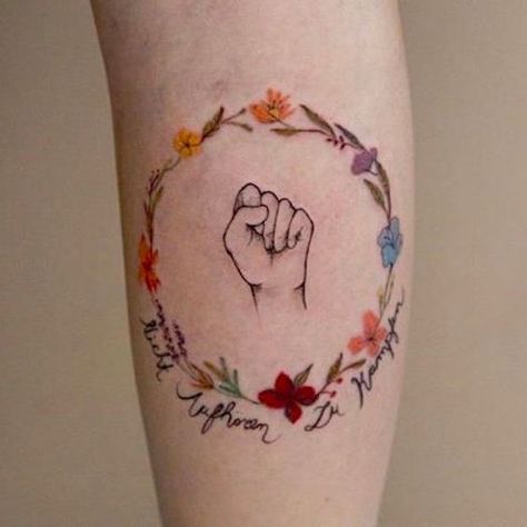 Le point levé / Pinterest Resist Tattoo, Feminism Tattoo, Equality Tattoos, Simple Tattoo With Meaning, Feminist Tattoos, Fist Tattoo, Feminist Tattoo, Artsy Tattoos, Girl Power Tattoo