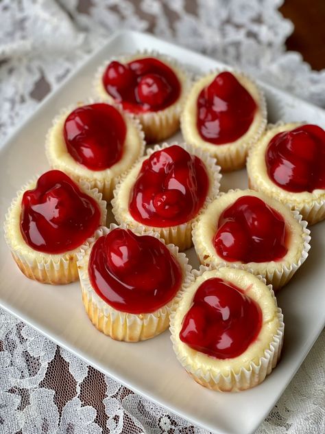 These mini cheesecake tarts are so simple! Vanilla wafers, cream cheese, sugar and pie filling come together to make these delicious treats! Mini Cheesecake Tarts, Cheesecake Cups Recipe, Mini Cherry Cheesecakes, Mini Cheesecakes Easy, Mini Cheesecake Bites, Cheesecake Bites Recipe, Cheesecake Tarts, Cheesecake Cups, Cherry Cheesecake