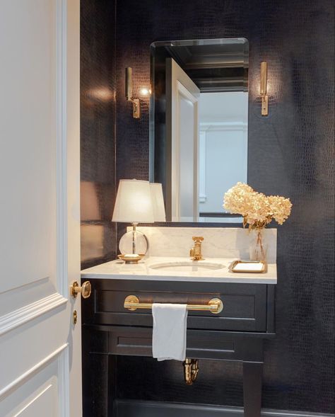 JP Interiors on Instagram: “A moody navy blue powder room that will never get old 📷: @janetmesicmackie” Navy Blue Powder Room, Blue Powder Room Ideas, Blue Powder Rooms, Blue Powder Room, Luxury Powder Room, Powder Room Remodel, Powder Room Vanity, Blue Vanity, Powder Room Decor