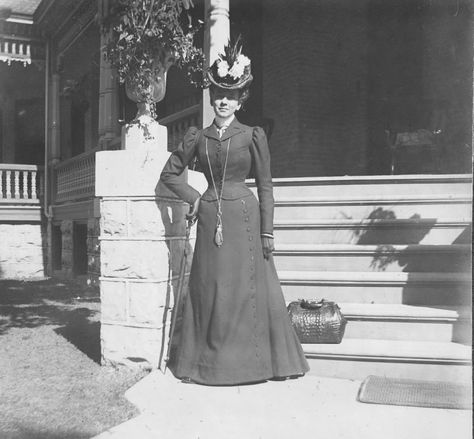 Addie Hoyt Fargo in traveling outfit, late 1890s 1890 Hats Victorian Ladies, 1890s Hats, 1890s Fashion Women, Lady Bracknell, Time Traveler Outfit, Edwardian Photos, Jacques Doucet, 1890s Fashion, 1900s Fashion