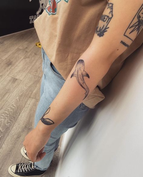 Cute Whale Shark, Shark Tattoo Ideas, Whale Shark Tattoo, Hai Tattoo, Nature Tattoo Ideas, Shell Tattoos, Tattoo Shading, Whale Tattoos, Cute Whale