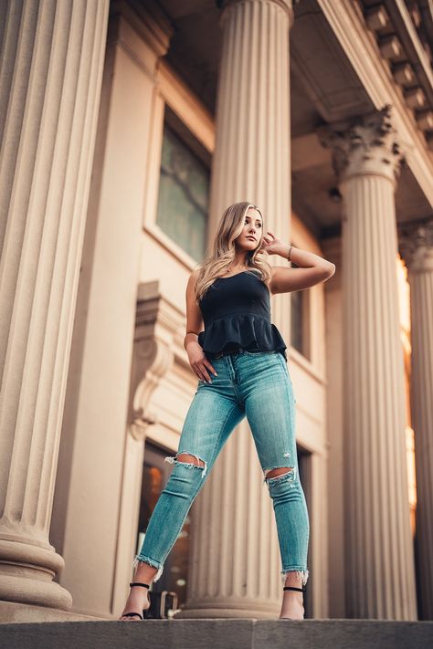 Female Outdoor Poses, Standing Poses Women, Female Photography Poses, Female Posing Photography, Leaning Pose, City Portrait Photography, Female Modeling Poses, City Fashion Photography, Street Photography Model