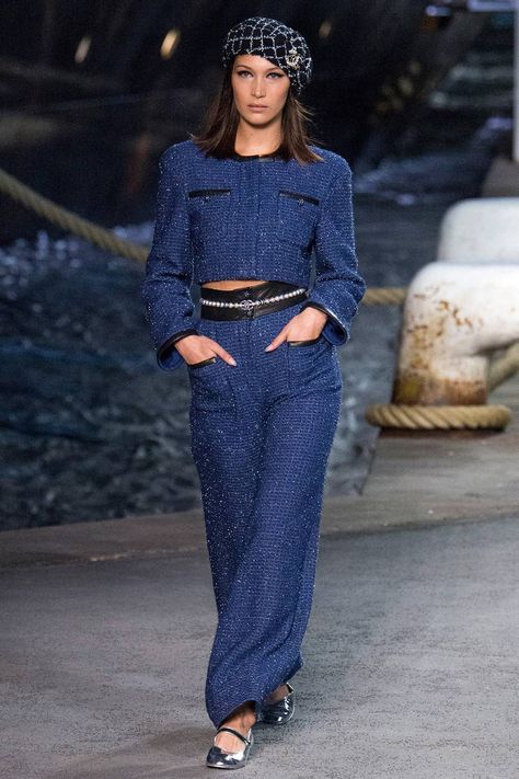 Chanel Spring/Summer 2019 Resort Collection, Cruise, La pausa Haute Couture Style, Chanel Style Jacket, Moda Chanel, Chanel Resort, Mode Chanel, Chanel Cruise, Chanel Couture, Vogue Germany, Looks Street Style