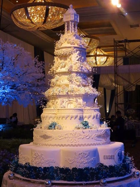 Le Novelle Cake Huge Wedding Cakes, Bling Wedding Cakes, Fancy Wedding Cakes, Huge Cake, Extravagant Wedding Cakes, Royal Wedding Cake, Grapevine Texas, Disney Wedding Cake, Big Wedding Cakes