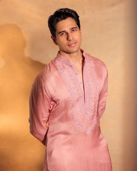 Dhanteras Puja, Traditional Dress For Men, Kiara Advani Sidharth Malhotra, Western Groom, Groom Trends, Sid Malhotra, My Name Is Khan, Film Student, Wedding Kurta For Men