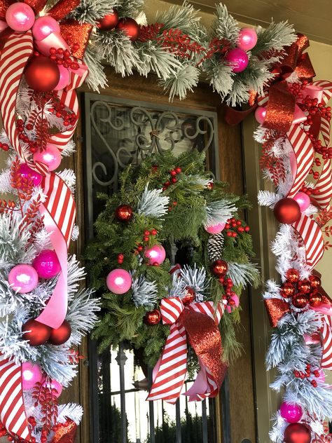 Red And Pink Christmas Tree Decorating Ideas, Christmas Tree Pink And Red, Pink And Red Christmas Wreath, Christmas Door Decorating, Christmas Arch, Red Christmas Wreath, Red And Gold Christmas Tree, White Christmas Lights, Christmas House Lights