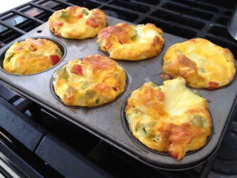 securedownload (9) Crustless Quiche Cups, Quiche Cups, Jumbo Muffins, Bowl Ideas, Grab And Go Breakfast, Green Bell Pepper, Muffin Tin Recipes, Fit Foodie, Crustless Quiche