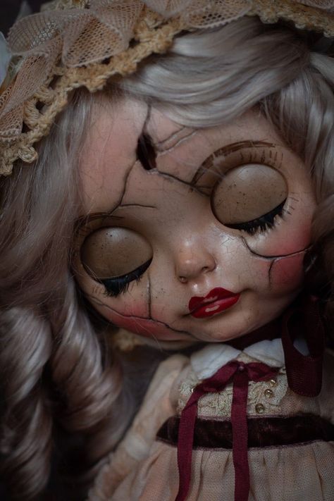 Porcelain Doll Aesthetic, Carnival Carousel, Doll Horror, Vintage Porcelain Dolls, Blythe Dolls For Sale, Doll Drawing, Broken Doll, Creepy Doll, Scary Dolls