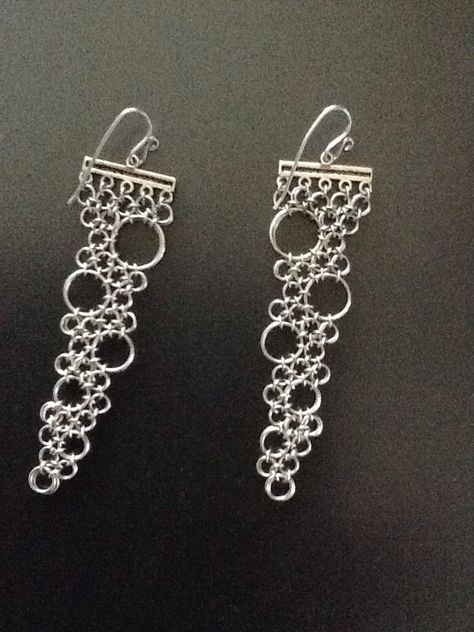 What a gorgeous design using only jump rings! Chainmaille Jewelry Patterns, Chainmail Earrings, Jump Ring Jewelry, Chainmail Jewelry, Diy Collier, Chain Maille Jewelry, Diy Wire Jewelry, Jewelry Techniques, Earrings Inspiration