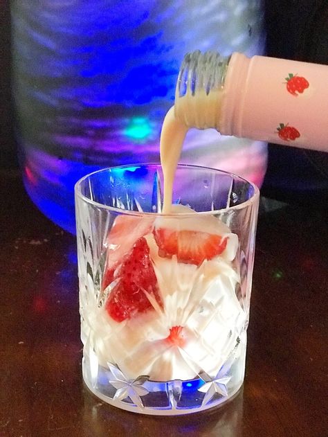 Summer Rum Drinks, Baileys Recipes Drinks, Drinks Strawberry, Baileys Drinks, Baileys Recipes, Recipes Drinks, Strawberry Drinks, Summertime Drinks, Banana Milkshake