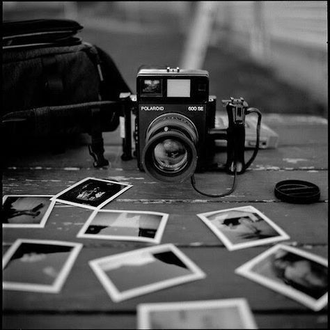 Fotocamere Vintage, Dslr Photography Tips, Black And White Photo Wall, Camera Aesthetic, Black And White Picture Wall, Camera Logo, Black And White Photograph, Dslr Photography, Polaroid Pictures