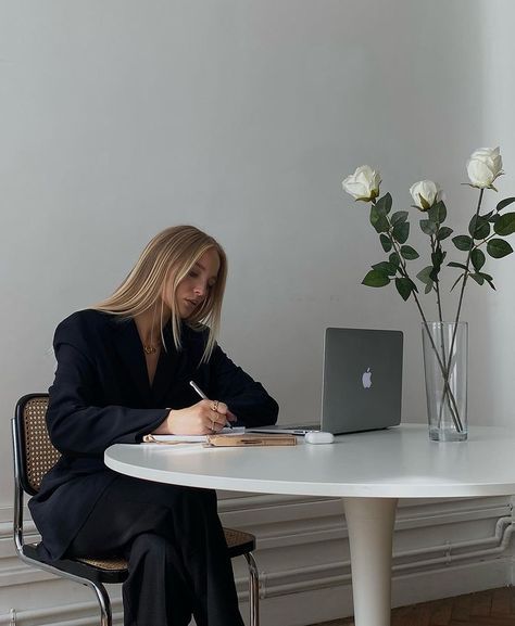 Working Aestethic, Instagram Style Design, Working Women Aesthetic, Women Working In Office, Working Girl Aesthetic, Business Work Aesthetic, Aesthetic Business Woman, Woman In Office, Work Photoshoot