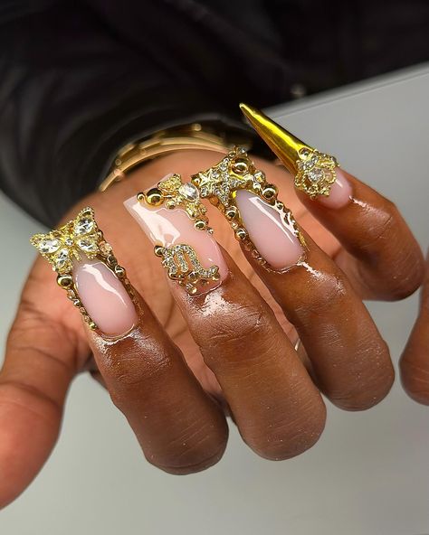 Happy #scorpioszn ♏🖤 Gold junky duck set 🌟🌟🌟🌟�🌟 #ducknails #polygelnails #polygel #polygelextensions #makartt #makarttpolygel… | Instagram Duck Nails Gold, Gold Duck Nails Acrylic, Black And Gold Duck Nails, Gold Nails Black Women, Gold Duck Nails, Gold Nails Stiletto, Short Gold Nails, Gold And Pink Nails, Gold Nail Set