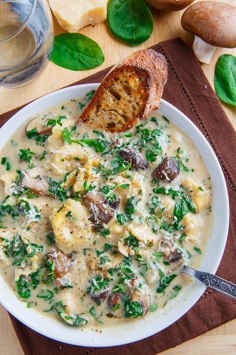 Creamy Parmesan Mushroom and Spinach Tortellini Soup Spinach Tortellini Soup, Spinach Tortellini, Creamy Parmesan, Tortellini Soup, God Mat, Gumbo, Delicious Soup, Tortellini, Stew Recipes